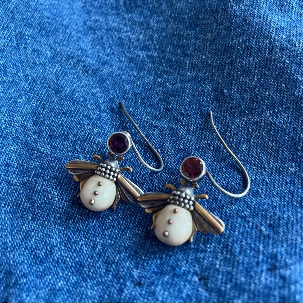 Zealandia's award winning silver bee 925 earrings - Picture 4 of 5